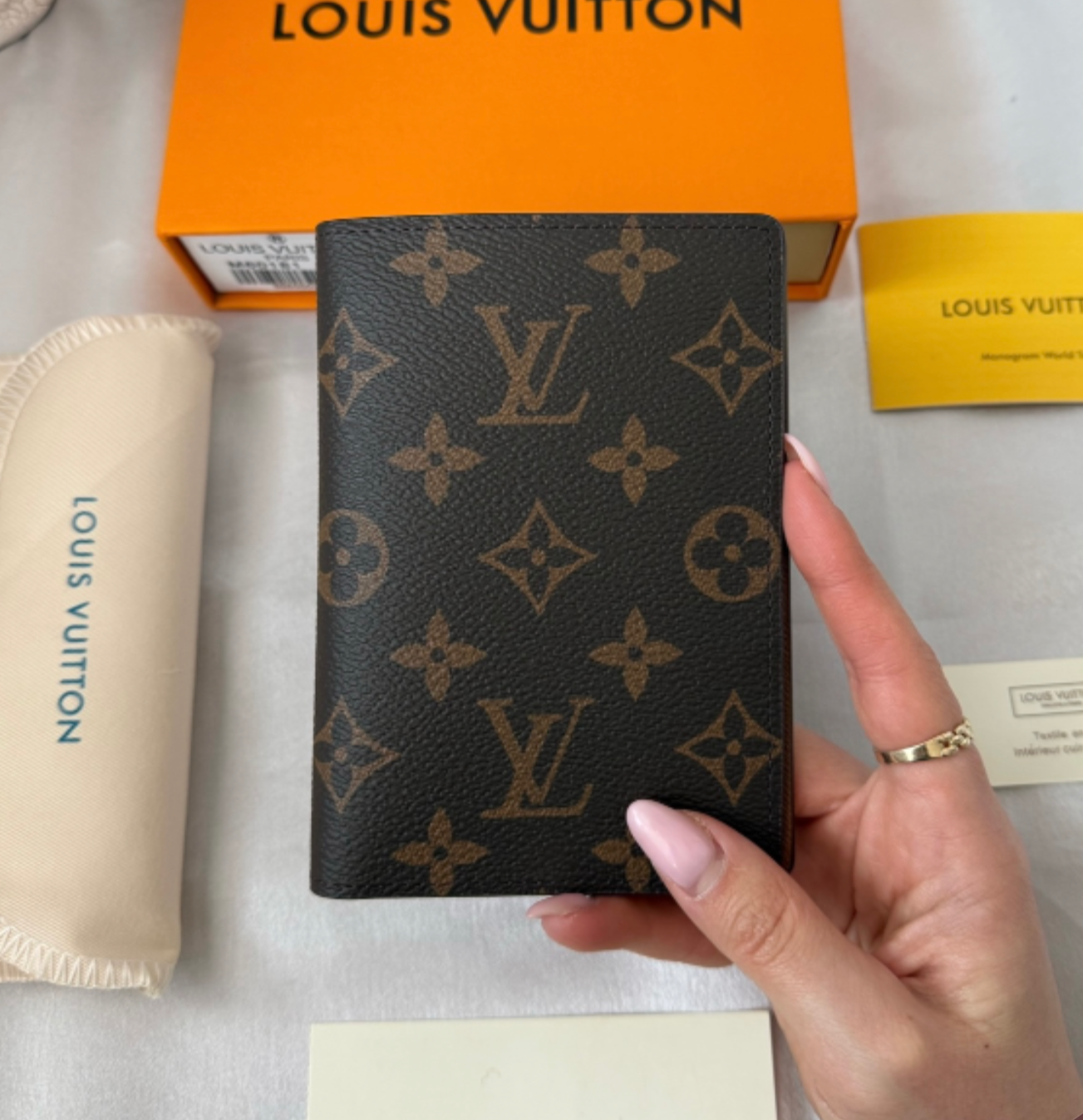 LOUIE PASSPORT COVER